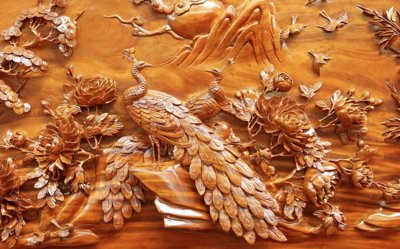 File ảnh Tranh 3D giả gỗ hình con Công và hoa lá đồi núi (gốc) in PP, decal
